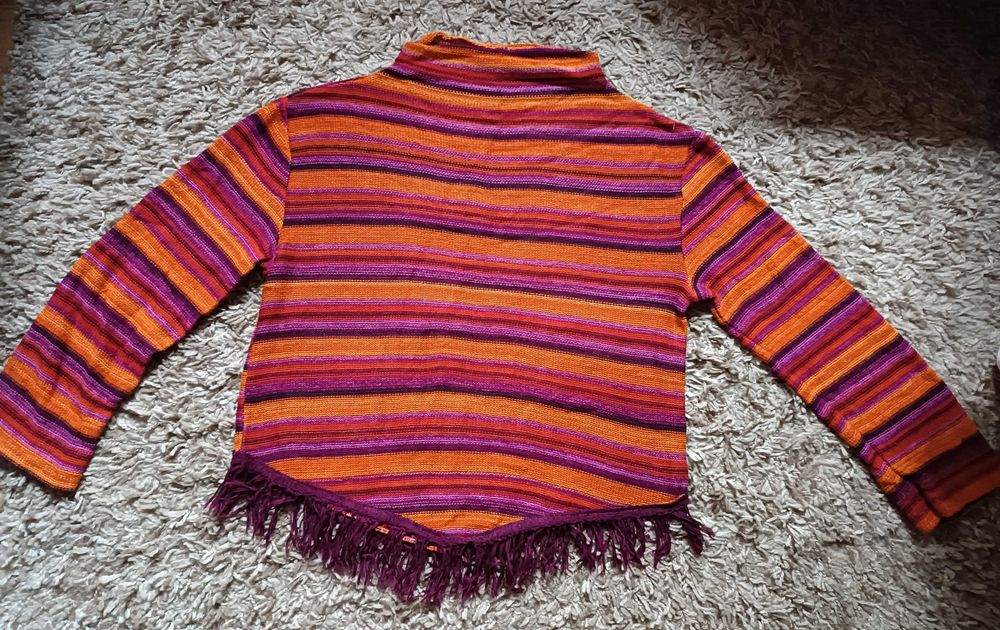 Kolorowy sweter sweterek z dzianiny z frędzlami