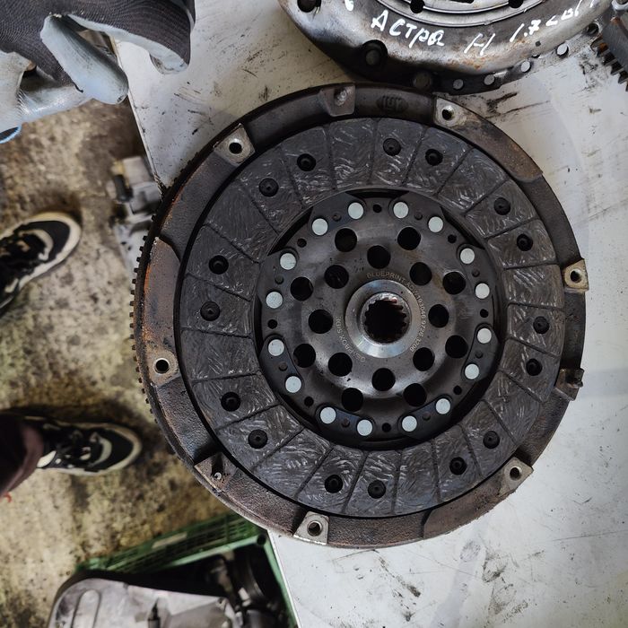 Маховик демфер щеплення Опель Комбо  Астра h Меріва 1.7 cdti