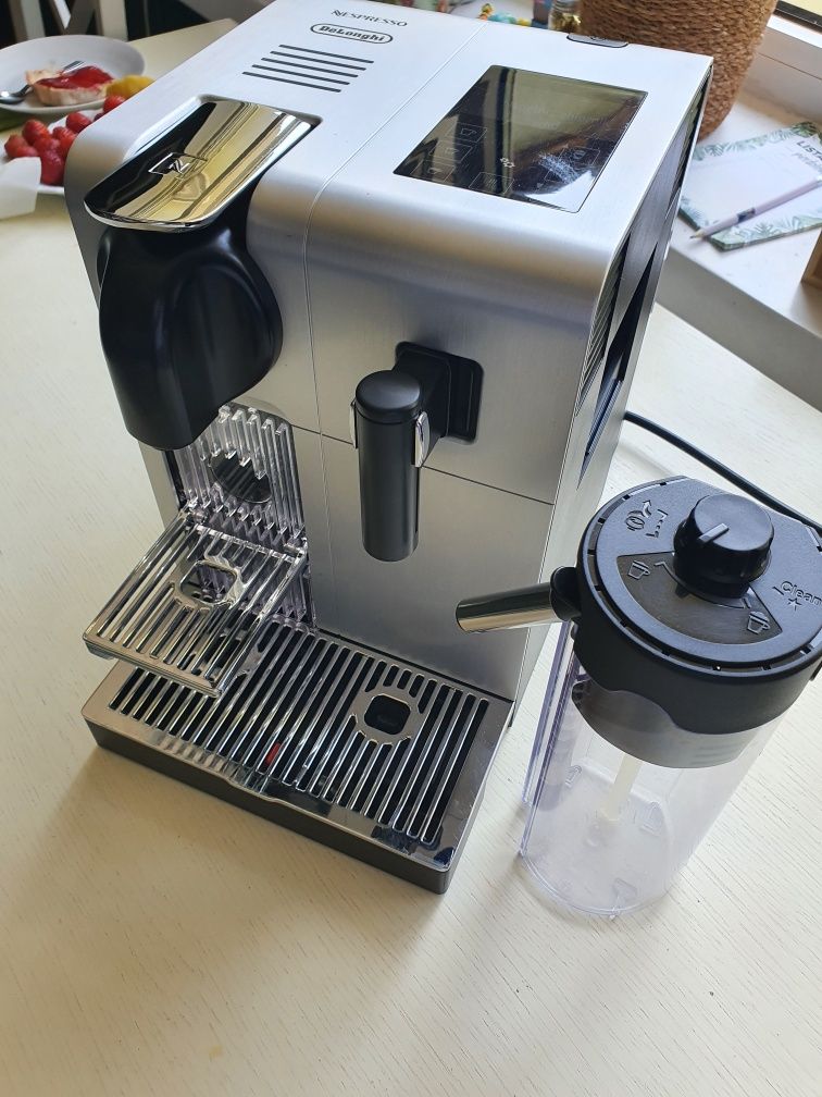 Nespresso - De Longhi Lattissima Pro model EN750.MB