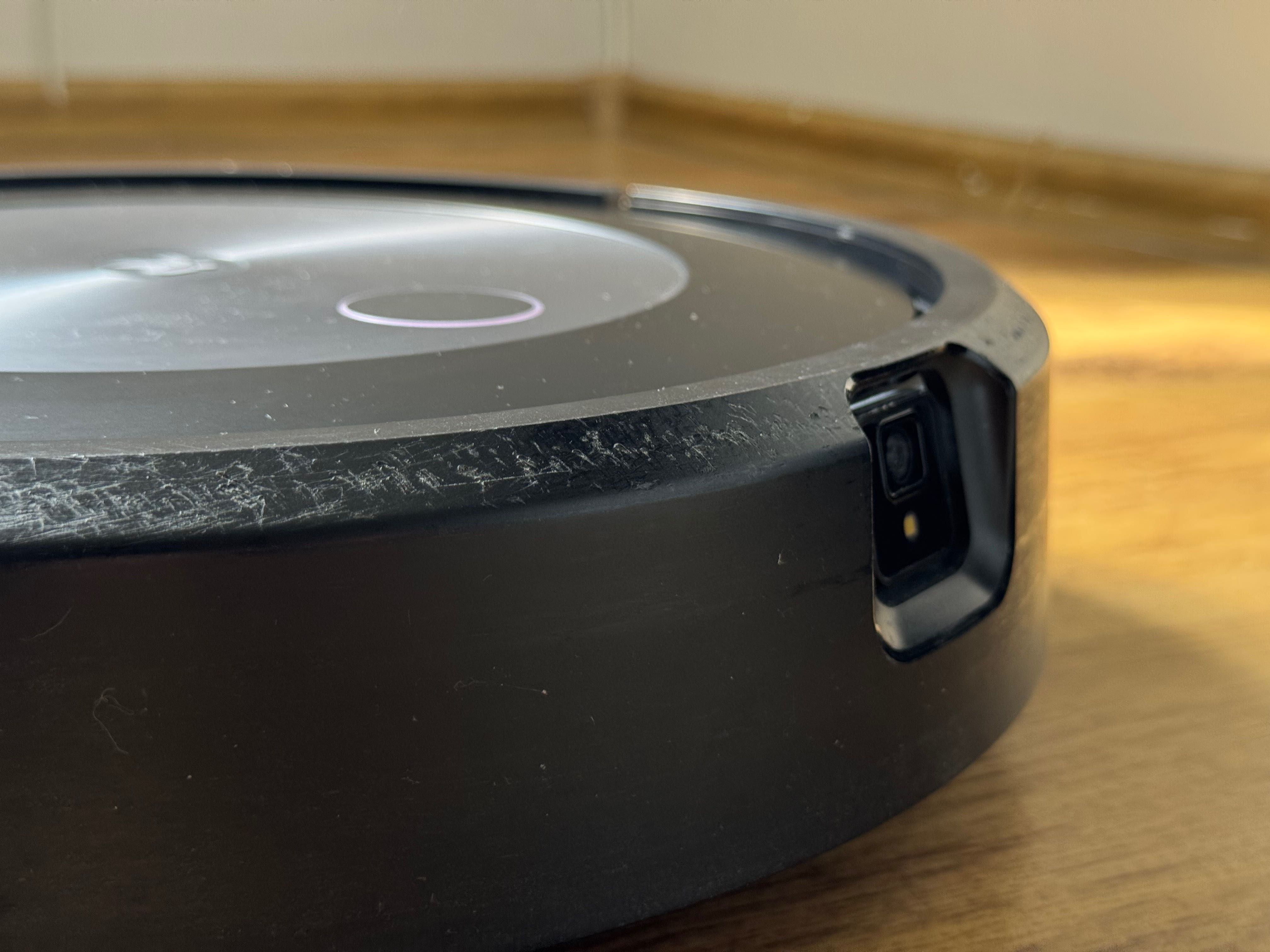 Робот пилосос iRobot Roomba j7+ (із базою самоочищення)