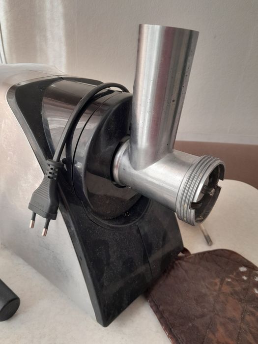 Електром'ясопубка з різними насадками