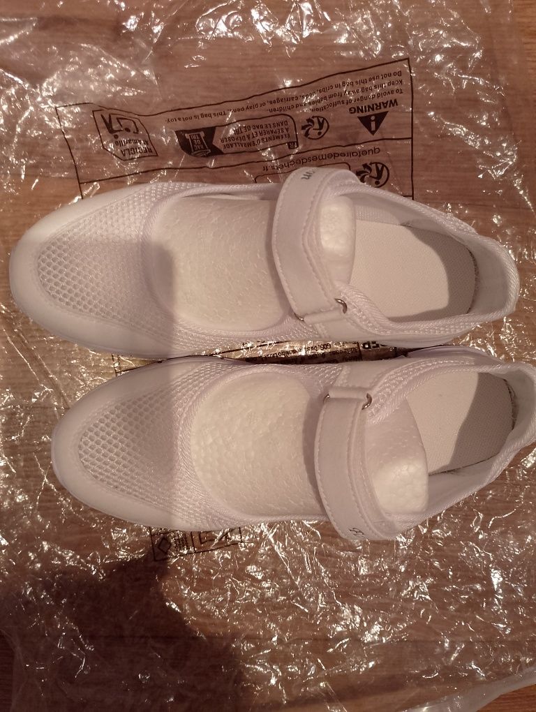 Продам женские новые мокасины
