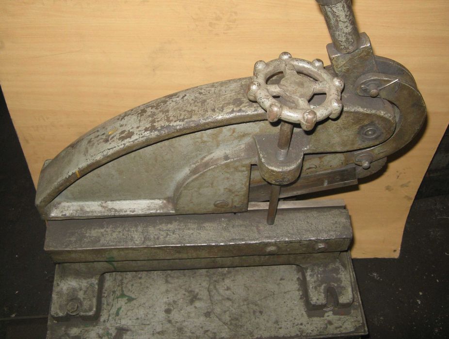 Gilotyna ręczna, nożyce do blachy.