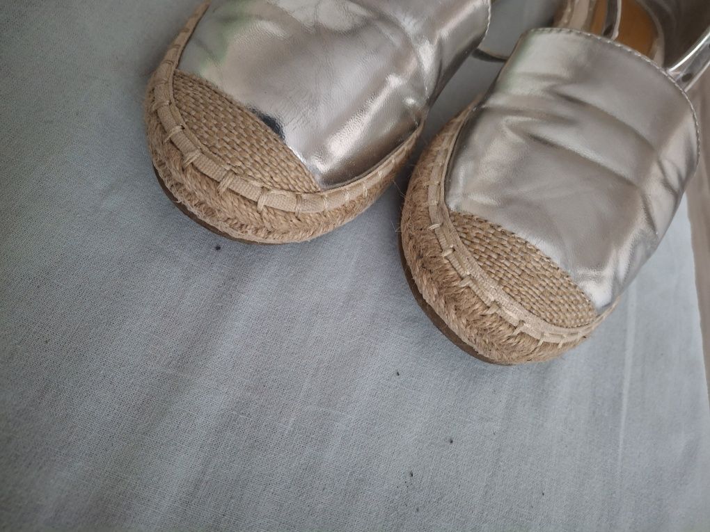 Srebrne buty ekspadyle na koturnie