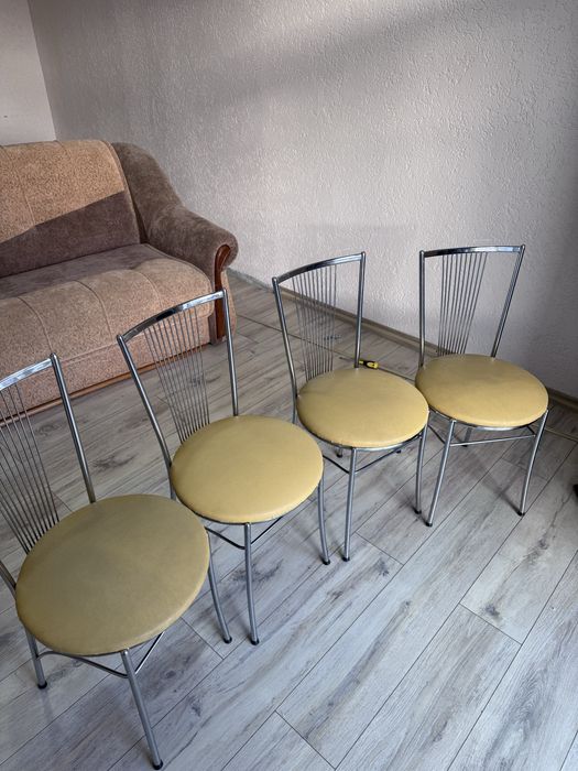 Продаються кухонні стільці