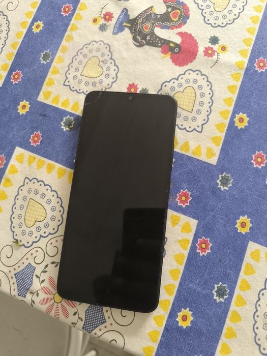 Redmi 13C usado com tela danificada no canto superior esquerdo