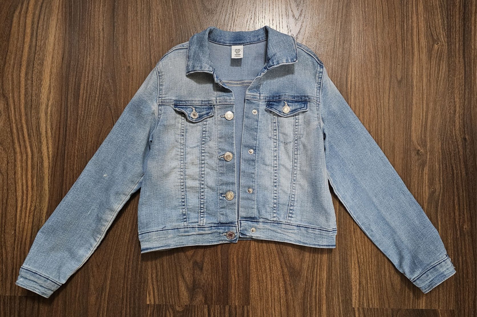 Джинсовый пиджак, ромпер Barbie, футболка Zara, туника
