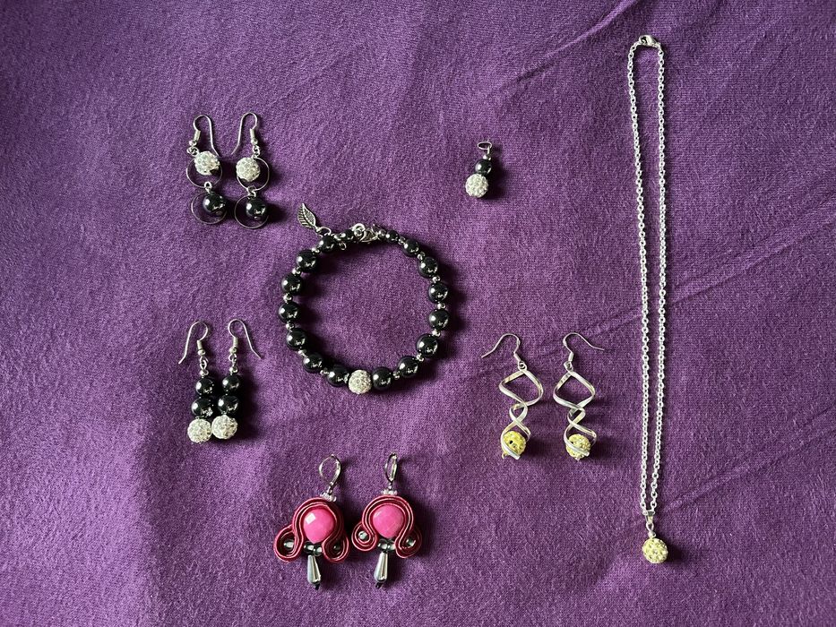 Zestawy sztucznej biżuterii