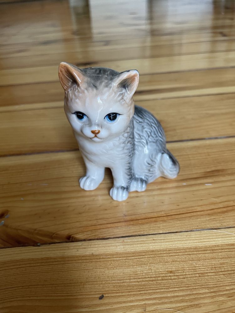 Śliczny porcelanowy kotek kot figurka