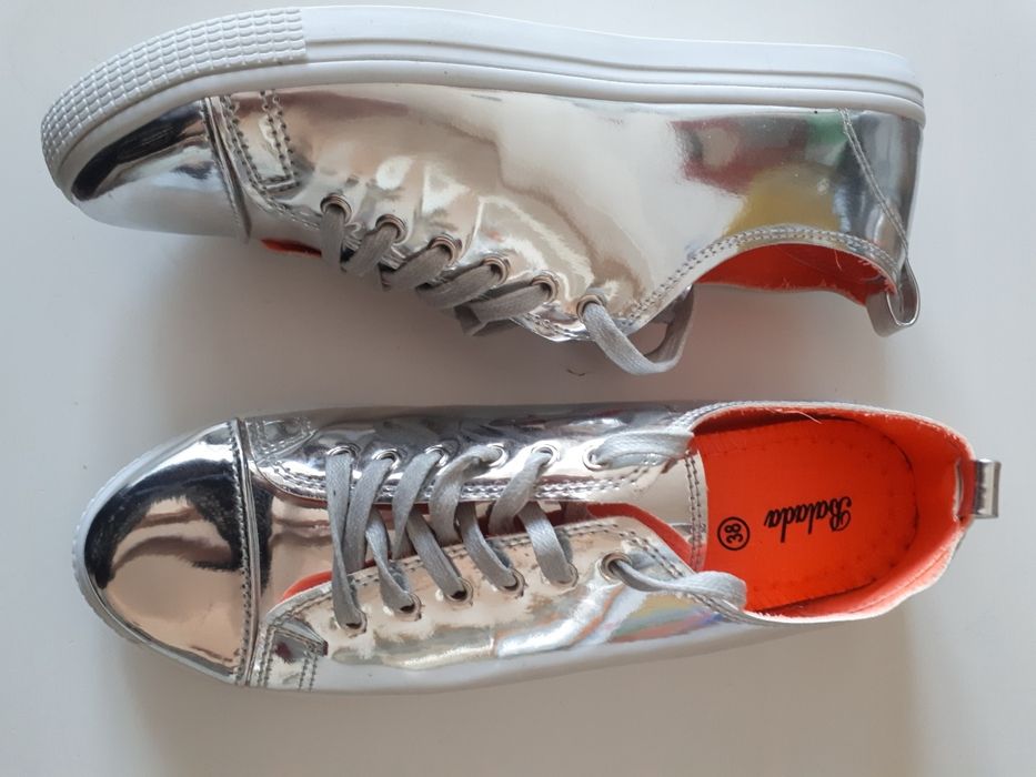 Całe w srebrze! Metaliczne holograficzne buty 38