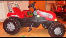 Traktor z łyżką i przyczepa