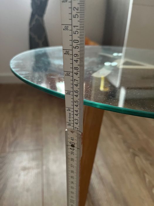 Okrągły stolik ze szkła hartowanego z drewnianymi nogami