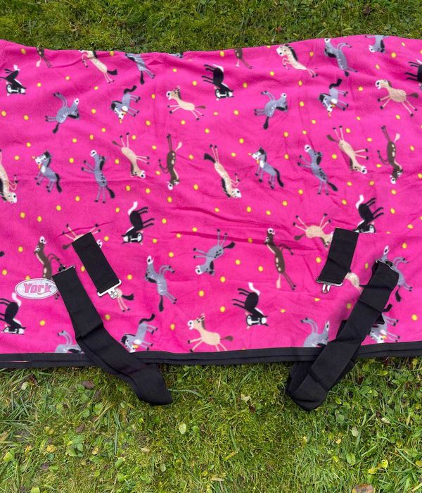 Nowa wyjątkowa polarowa derka róż w brykające kucyki 145 cm