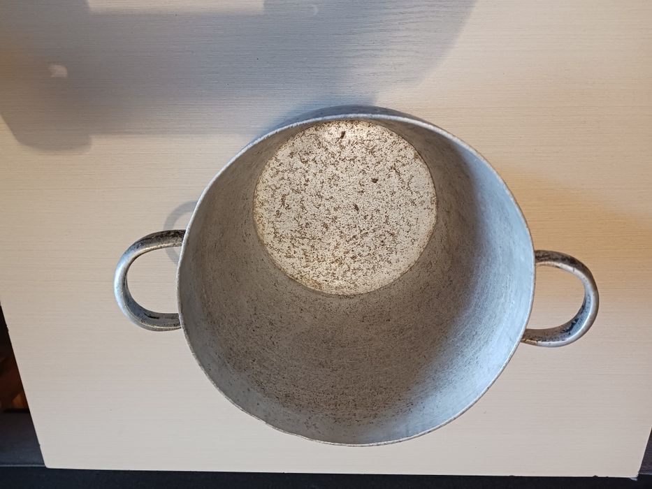 Stary garnek aluminiowy