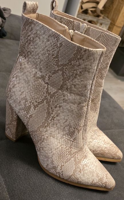 Botki we  wzór skóry węża