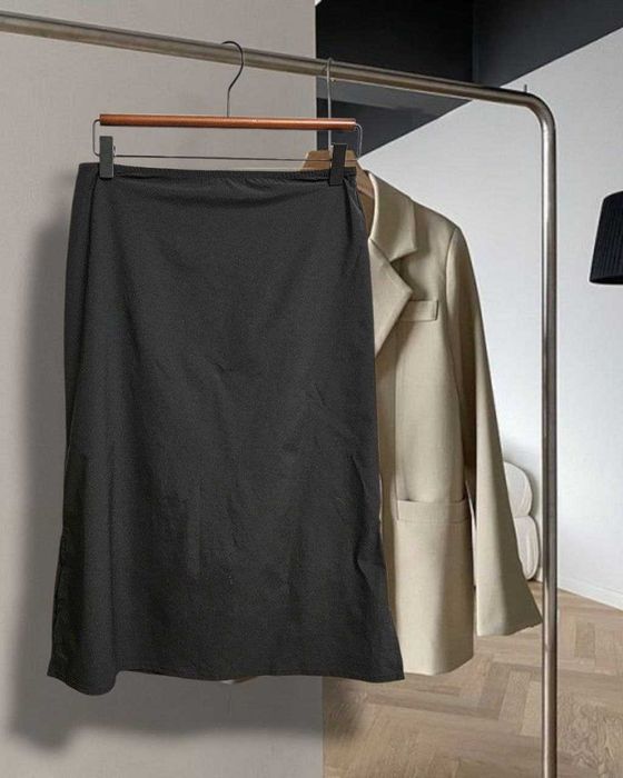 Стильная чёрная юбка миди Uniqlo с разрезами, р. S