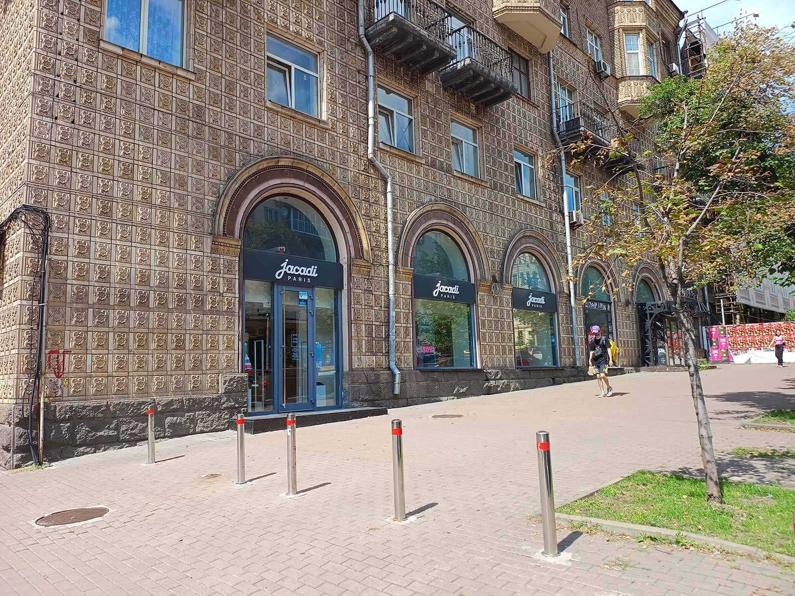 Продаж фасадного комерційного приміщення біля ст. метро "Олімпійська"!