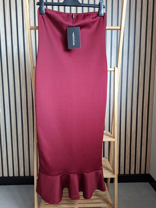 Burgundowa sukienka odkryte ramiona Andrzejki/Sylwester