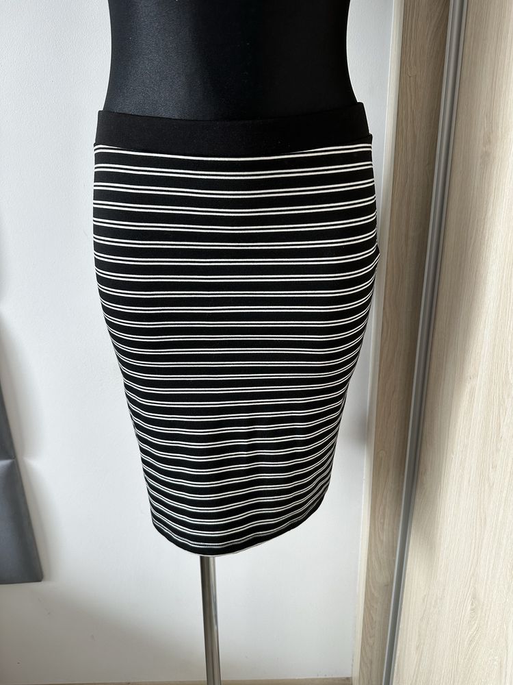 Czarno-biała dłuższa spódniczka w paski