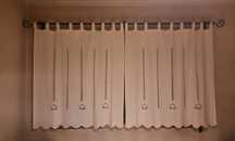 Cortinados em linho bordado à mão e varão