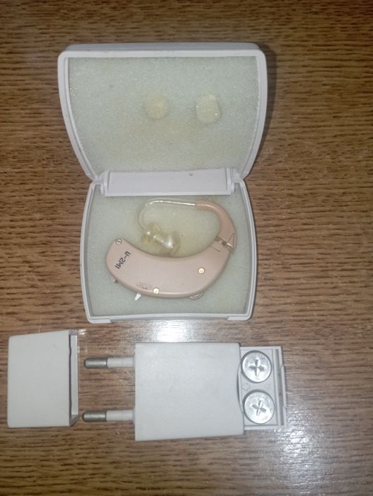 На изображении показан заушный слуховой аппарат У-2М1 (U-2M1). 
Это мо