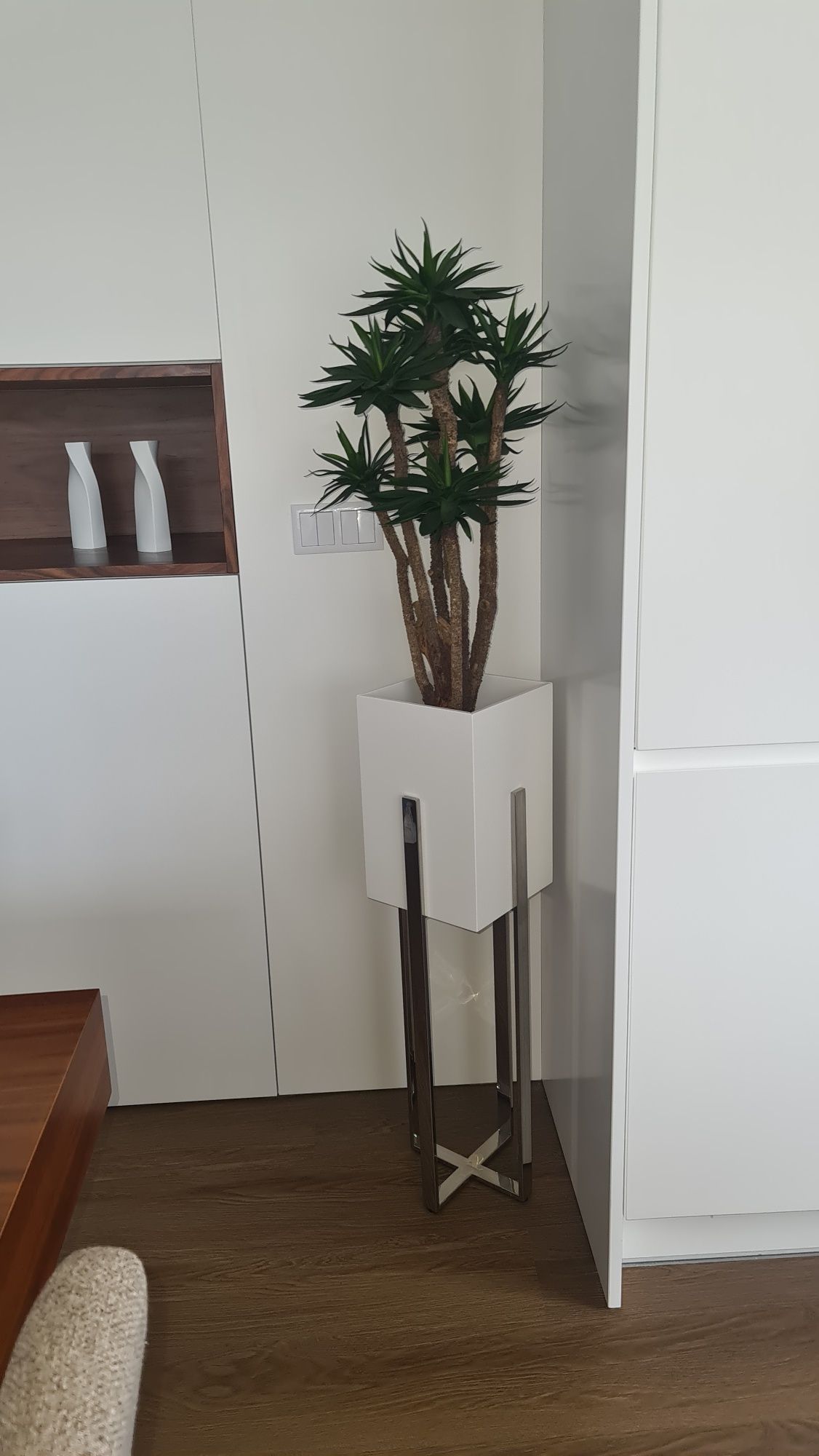 Vendo floreiras e plantas e cabides