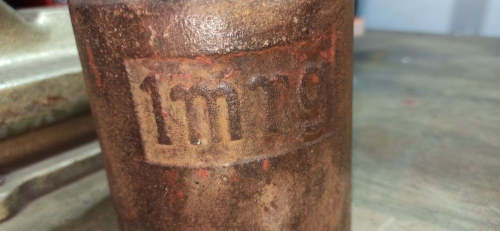 Odważnik 1 mrg żeliwny z puncą