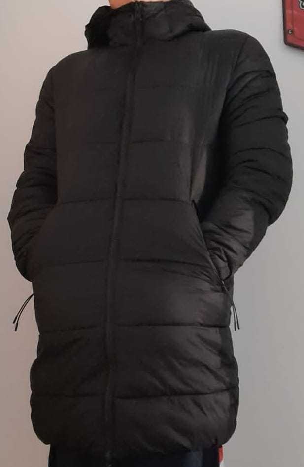Casaco preto de inverno com capuz, tamanho (L)