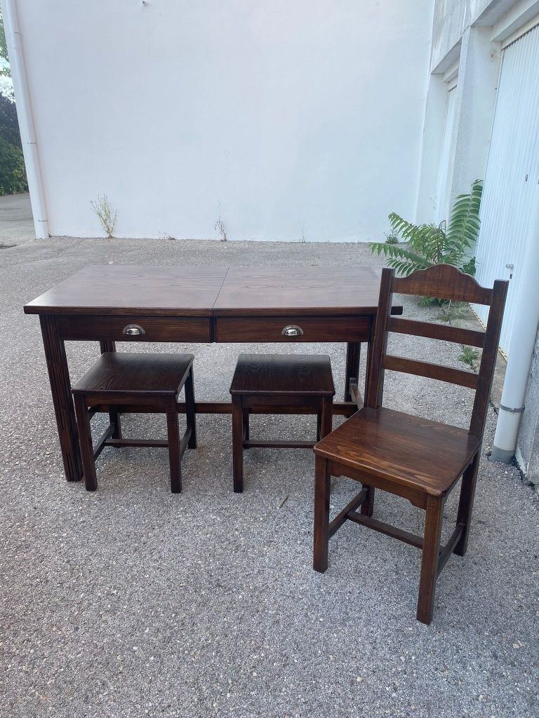 Mesa em nogueira, extensível, com 4 cadeiras e 2 bancos