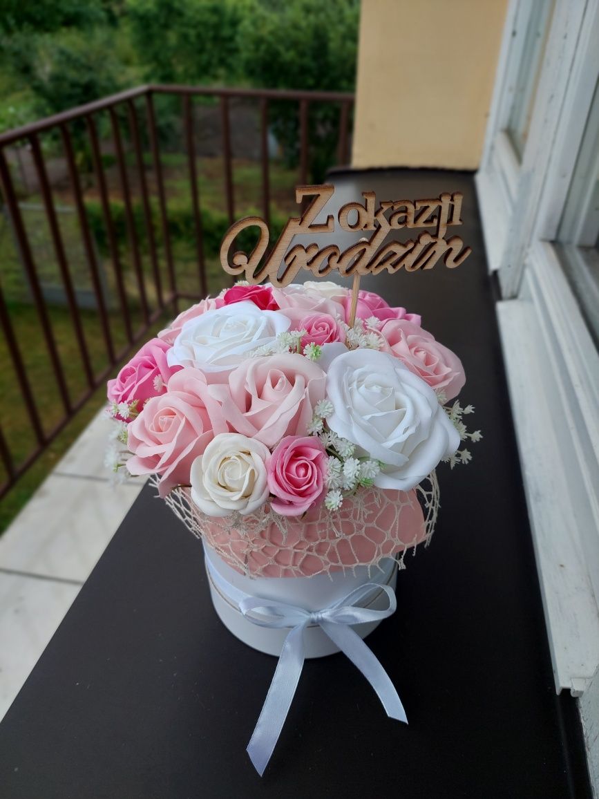 Flowerbox z pachnących różyczek mydlanych na prezent