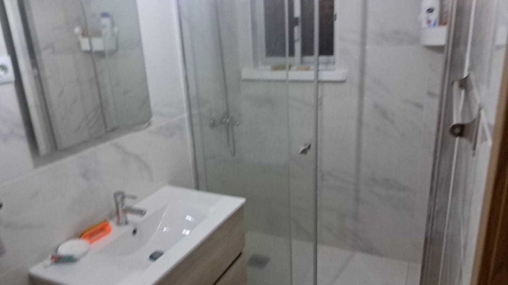 Quarto solteiro perto da estação