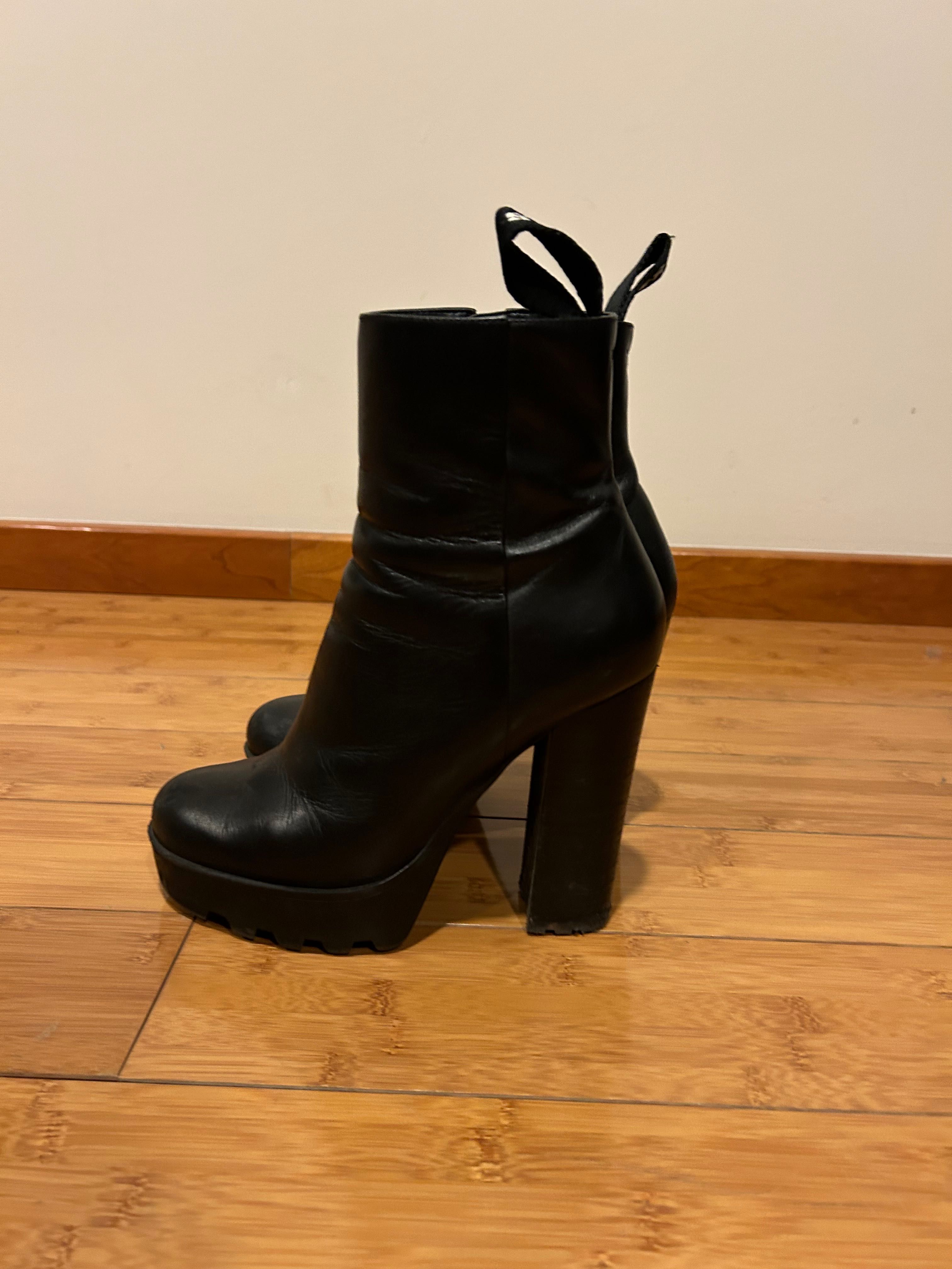 Botins com salto, plataforma, em cor preta, GUESS