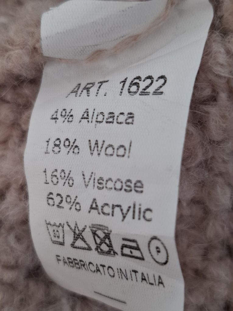 Włoska sukienka sweter boucle puder róż oversize