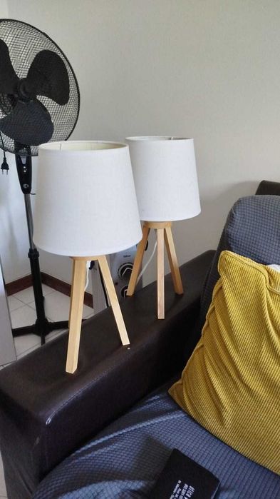 2 x Candeeiro de mesa / Abajur com pe de madeira