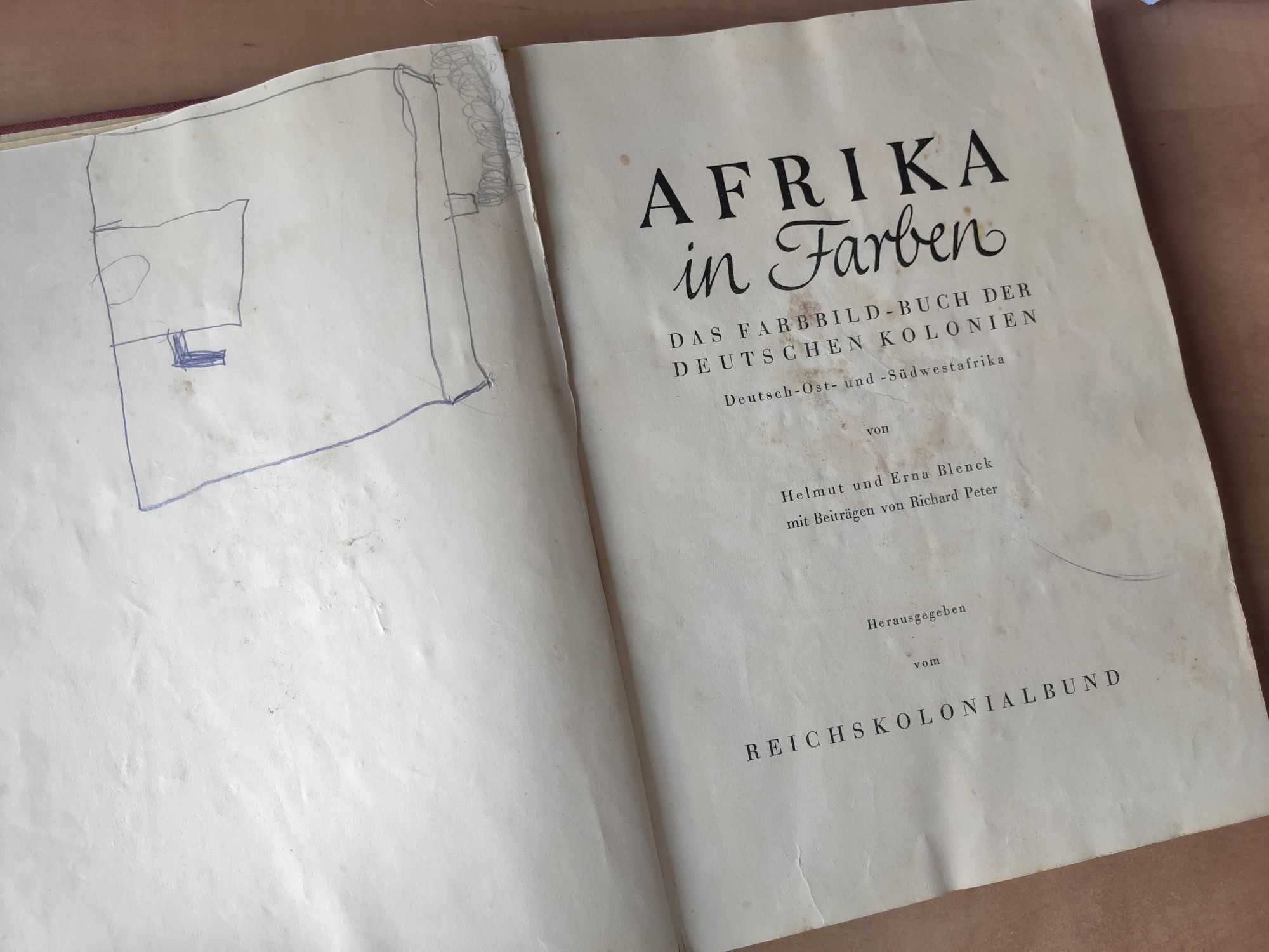 Książka z 1941 r. "Afrika in Farben" mocno zniszczona