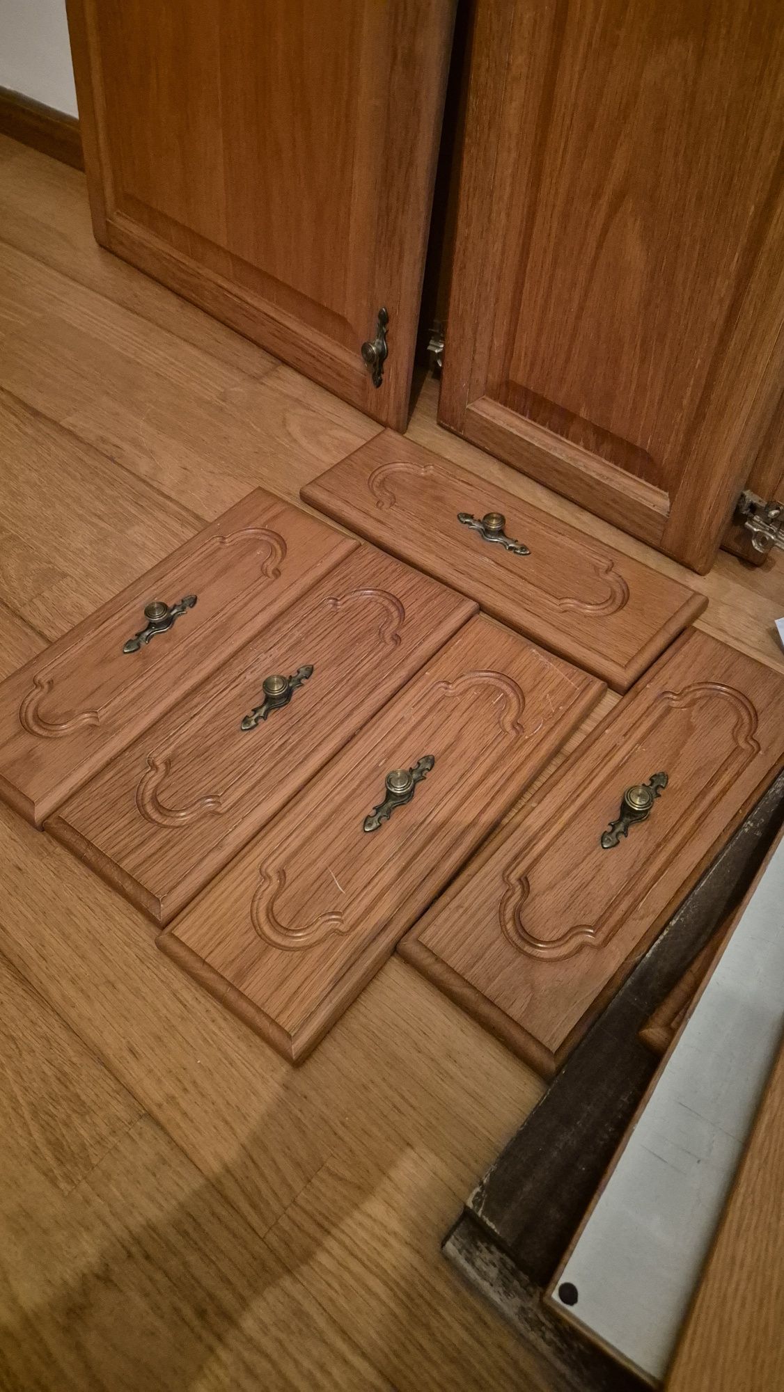 Portas e gavetas de armários de cozinha