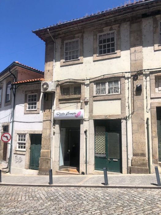 Prédio de 3 pisos no centro da capital da região demarcada do Douro