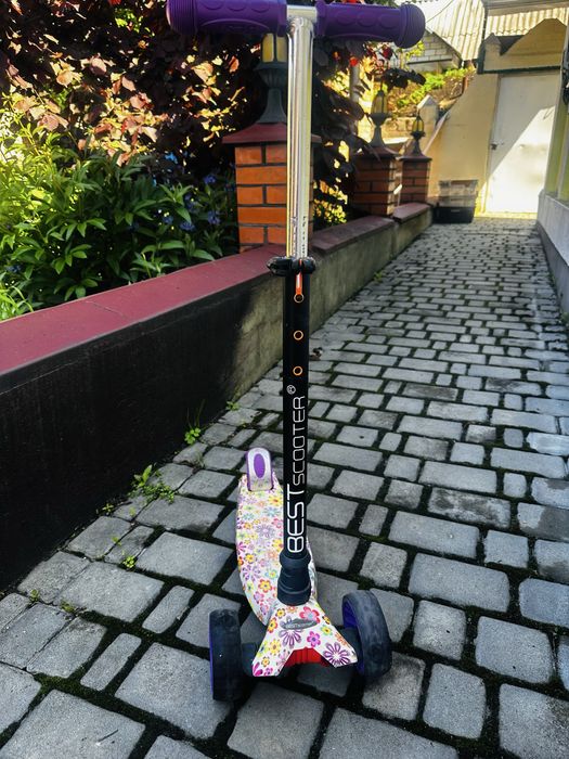 Самокат дитячий(дівчинка)