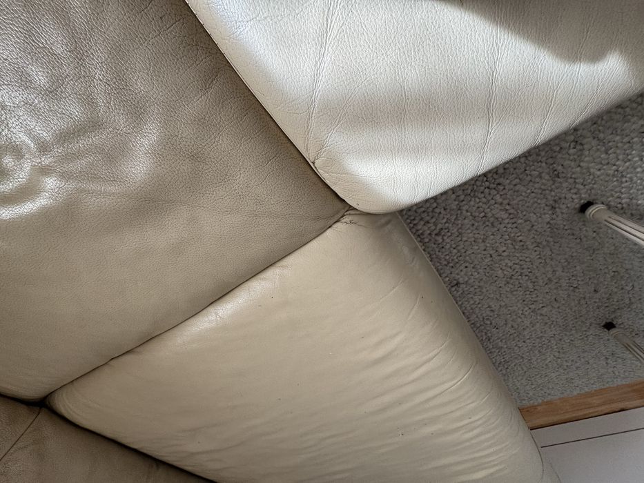 Sofa narożnik z funkcją spania i dwiema pufami