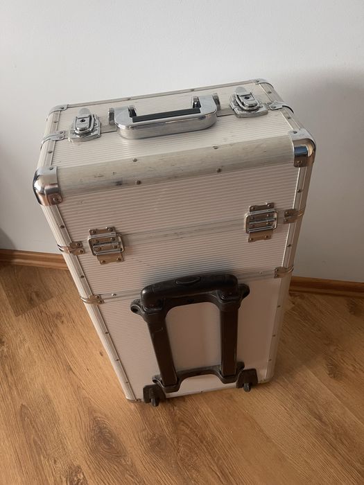 Kuferek z przyborami do paznokci