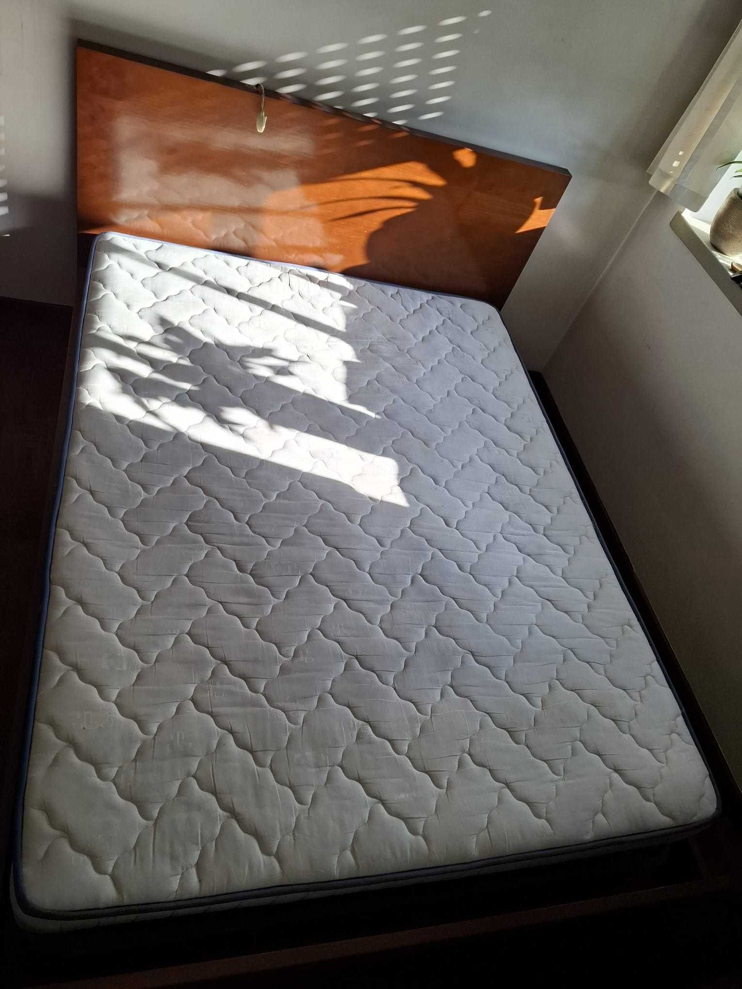 Cama de casal (cama e colchão) - madeira