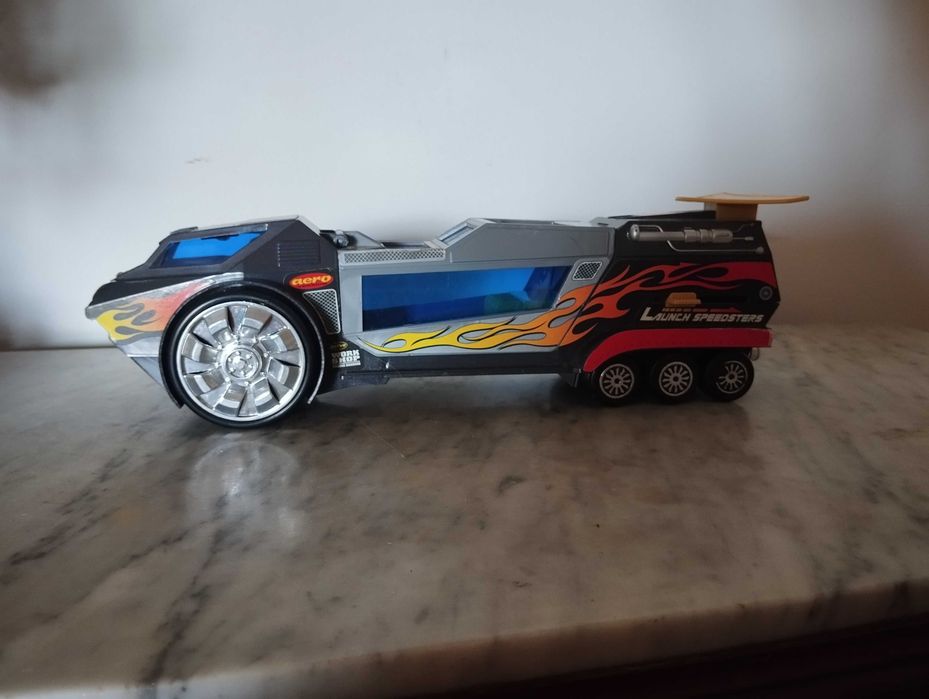 Carro com um  dispositivo de lançamento de carros.