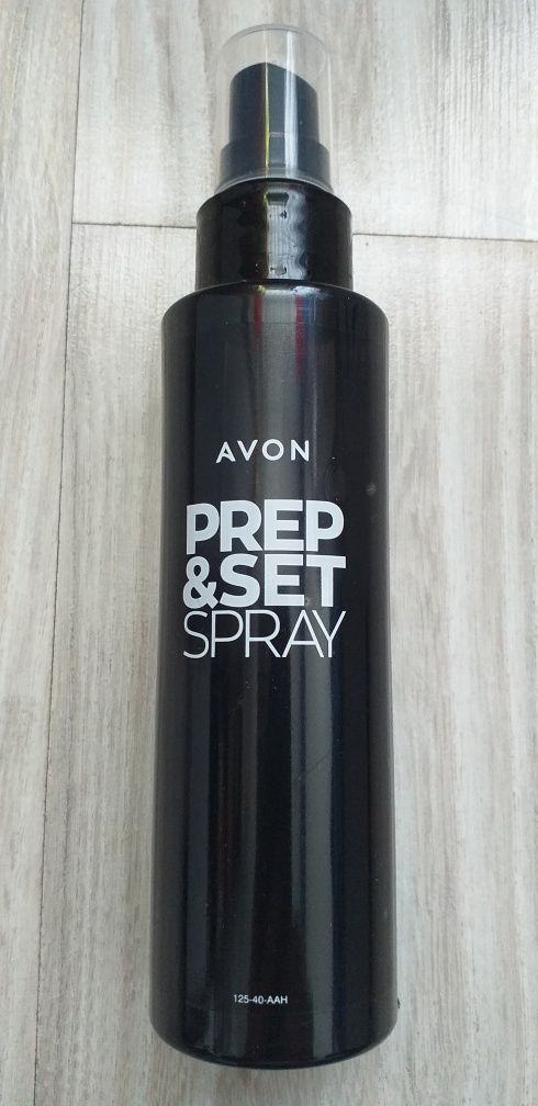 Spray do makijażu firmy Avon 125ml