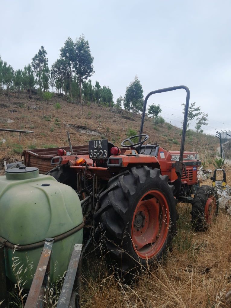 Trator agrícola com alfaias