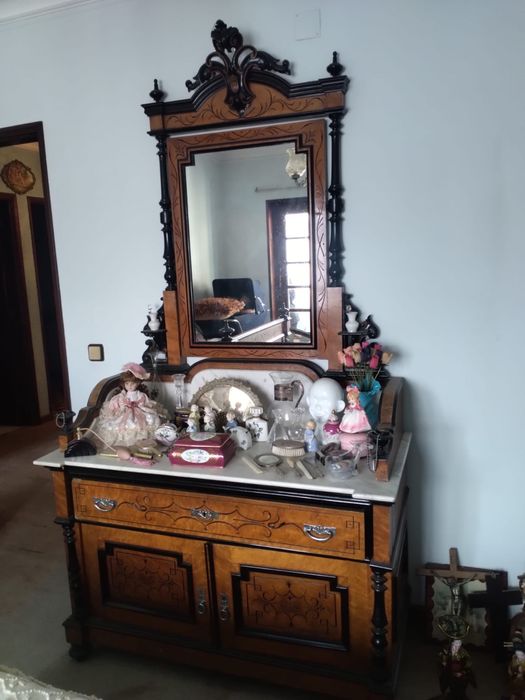 Mobiliário de quarto muito antigo