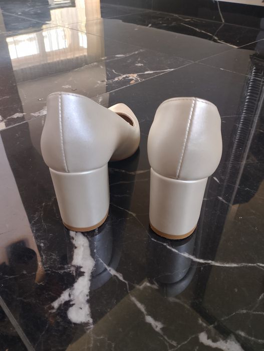 Ślubne perłowe buty czółenka na słupku