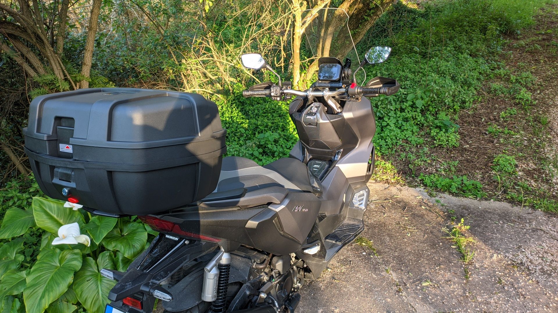 Honda ADV 350 de 03/2023, com muitos extras, em excelente estado
