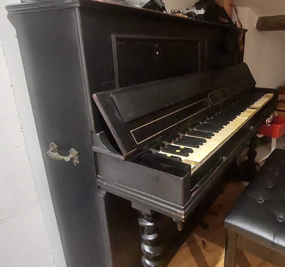 Piano antigo a precisar de arranjo