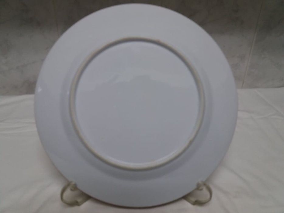 Prato decorativo em porcelana pintado à mão com figuras asiáticas