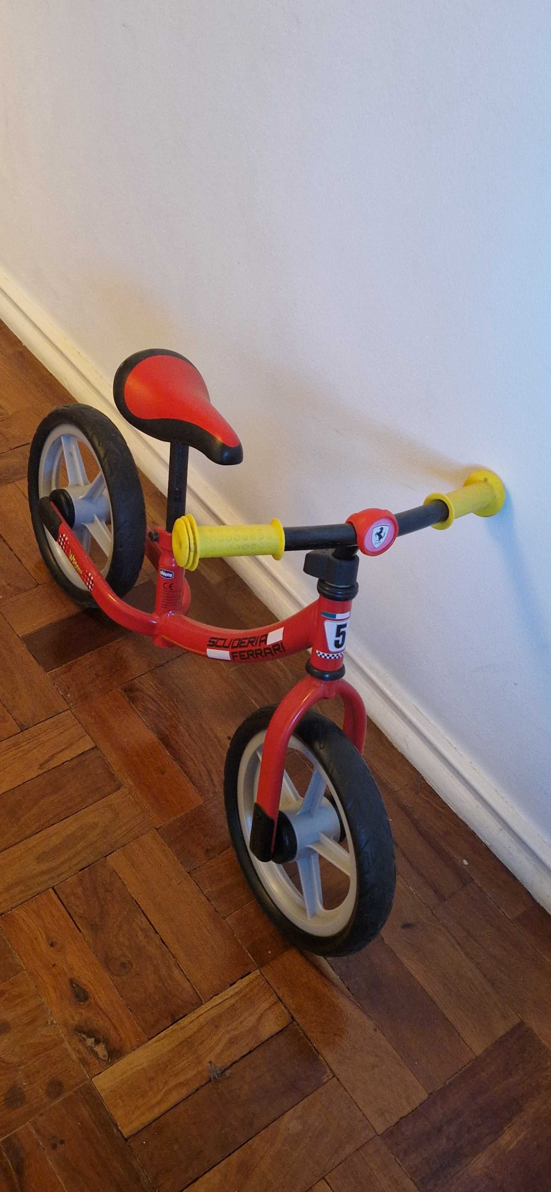Bicicleta sem pedais Chicco Scuderia Ferrari